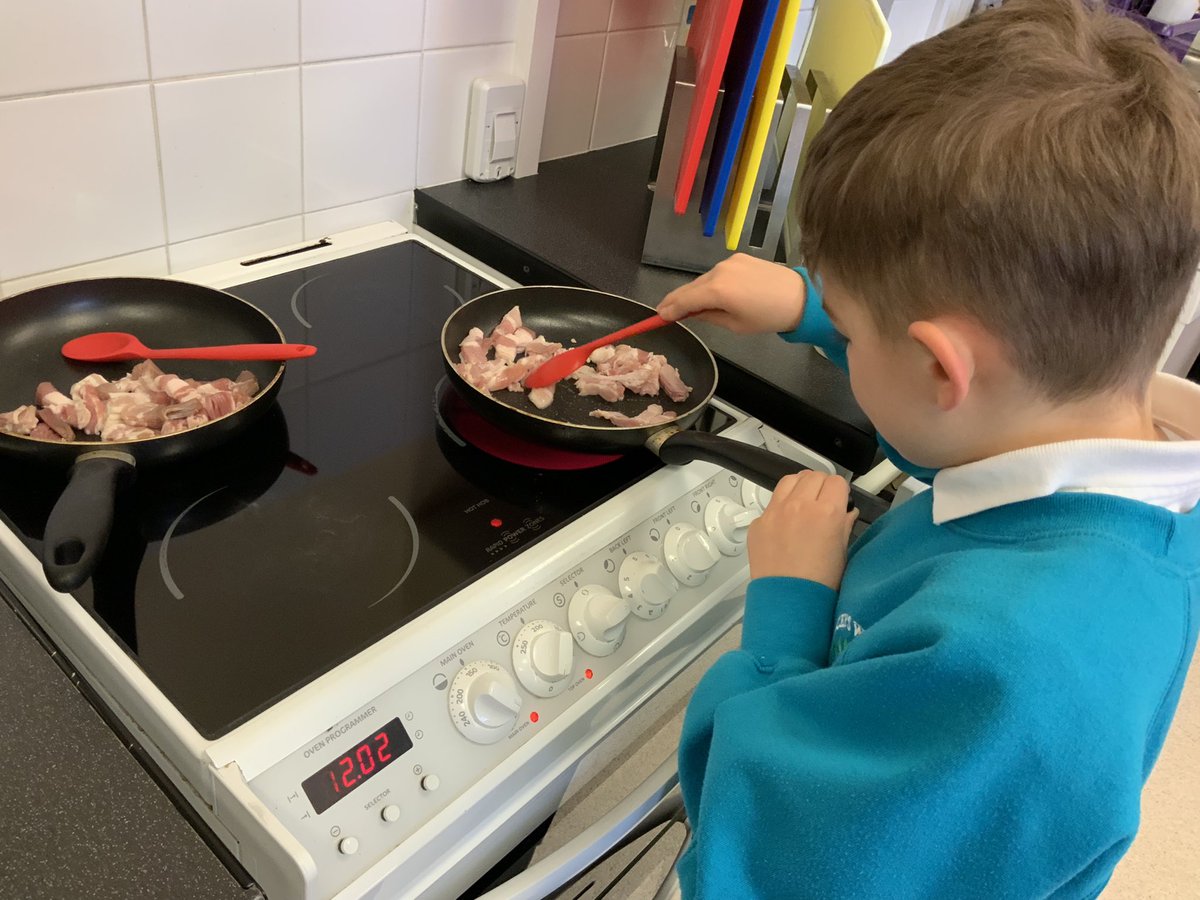 MercersWood's tweet photo. What and amazing #BreakfastWeek22 we have had thanks to @LASEducation @LincsShowground. Y4 have had an amazing morning creating smoky bacon fruity seeded flapjack. 😋 And while we were waiting for them to cook we even whipped up some fresh butter for our bagels. Yum Yum 😋 https://t.co/R0KFSS0iMA