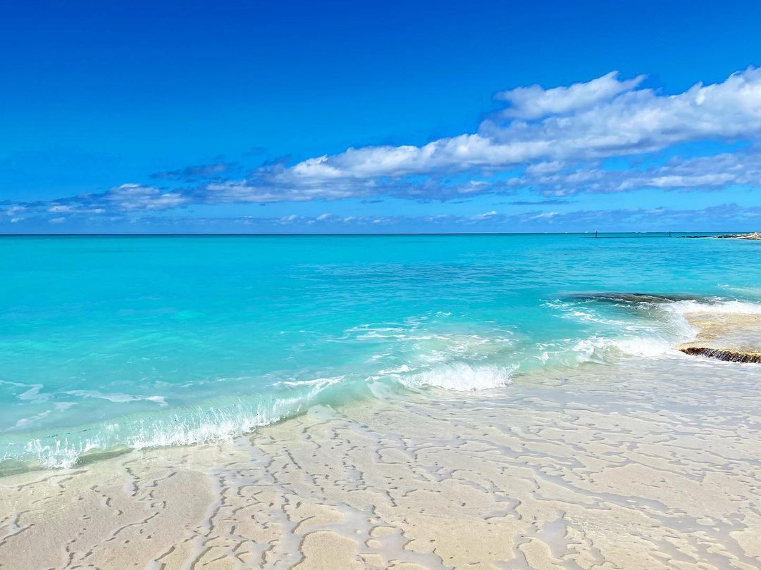 TCITourism's tweet photo. Sit back, relax and watch the waves go by 💙
IG: 📸@corksandtacos
.
.
.
.
#TurksAndCaicosReopen #TurksAndCaicos #TCI #SisterIslands #Paradise #Caribbean #Dream #Vacation #BeautifulByNature #WeAreTurksAndCaicos https://t.co/jsVrJV4Fun