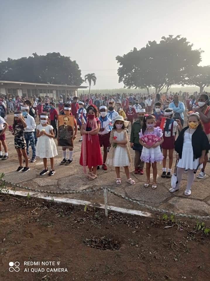 AlbertoUjc's tweet photo. Alumnos de primer grado de la escuela primaria 7 de Diciembre en el municipio de Baraguá  listo para  desfile Martiano hasta el parque central de la localidad que lleva el nombre de Nuestro apóstol ... Saludando el Aniversario 169 de su natalicio.
#ACubaPonleCorazon
#ujcbaragua https://t.co/krwvTkXaVm
