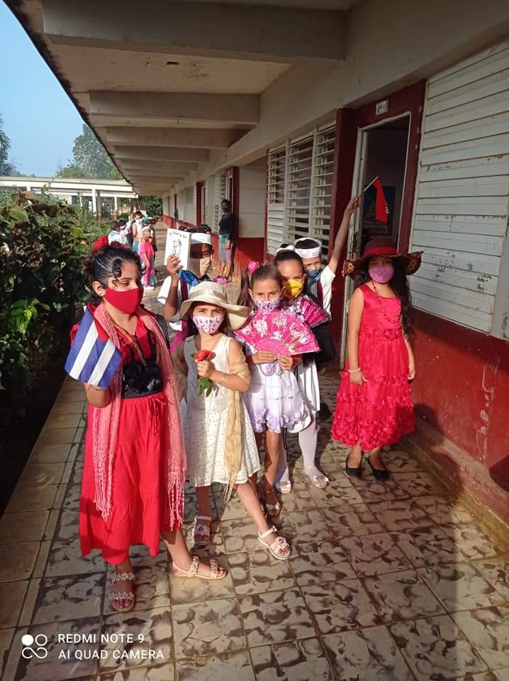 AlbertoUjc's tweet photo. Alumnos de primer grado de la escuela primaria 7 de Diciembre en el municipio de Baraguá  listo para  desfile Martiano hasta el parque central de la localidad que lleva el nombre de Nuestro apóstol ... Saludando el Aniversario 169 de su natalicio.
#ACubaPonleCorazon
#ujcbaragua https://t.co/krwvTkXaVm