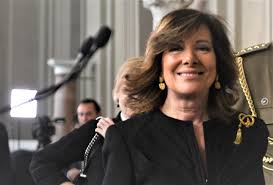 TizianaFerrario's tweet photo. e così fuori anche la #Casellati.Ma perché la seconda carica dello stato si è prestata? Altra giornata assurda con il centrodestra che non si mostra all'altezza della situazione.Qui fuori,oltre il vostro limbo, siamo molto  stanchi https://t.co/B0LjOh9zrm