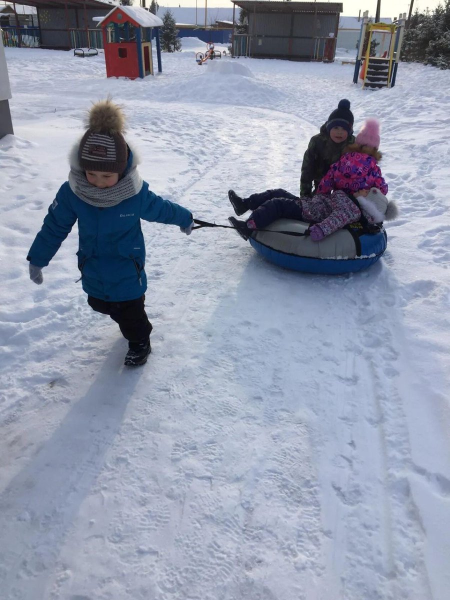 Лыжная подготовка- одно из важных средств физического воспитания старших дошкольников. Ходьба на лыжах формирует правильную осанку, развивает мышцы рук и ног. И конечно катание на лыжах, на ватрушке, в солнечную прекрасную зимнюю погоду, приносят детям огромную радость!