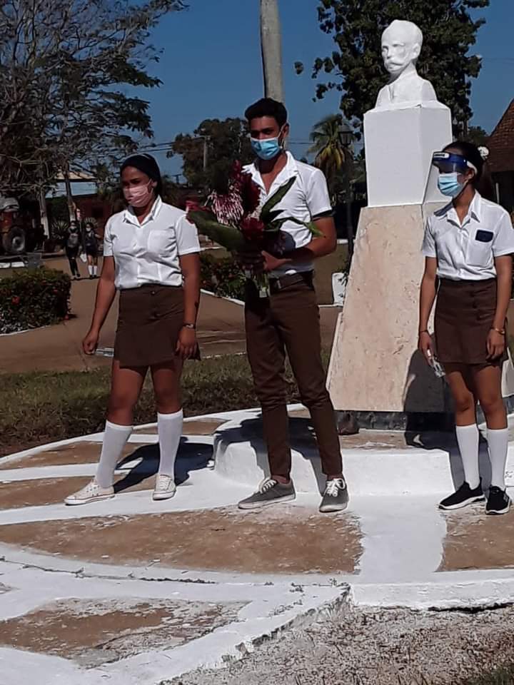 AlbertoUjc's tweet photo. Profesores y estudiantes del Instituto Politécnico "Zenén Mariño Vargas" rinden Homenaje  al natalicio de nuestro Apostol José Martí. #CubaViveEnSuHistoria
#ujcbaragua https://t.co/jmMgPUIJEp