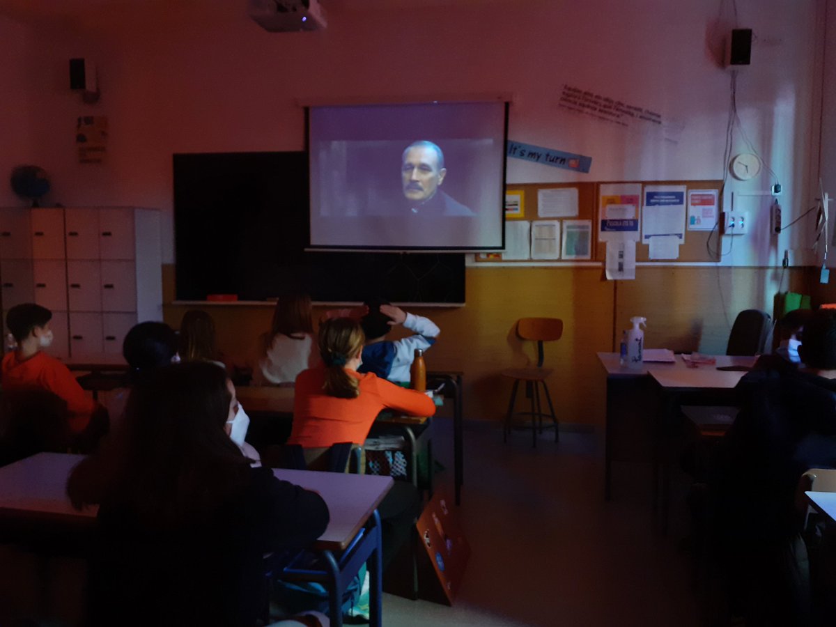 escolaguinardo's tweet photo. L’alumnat de 1r d’ESO Llevant ha celebrat avui la primera part del seu projecte de celebració del Dia Escolar de la Noviolència i la Pau. Han vist la pel·lícula “Bon Nadal”. La setmana vinent: el cinefòrum! #mapadepaumental #educadrets
@EscolesCoop @FTrams @FundiPau https://t.co/OSnR6A6W1t