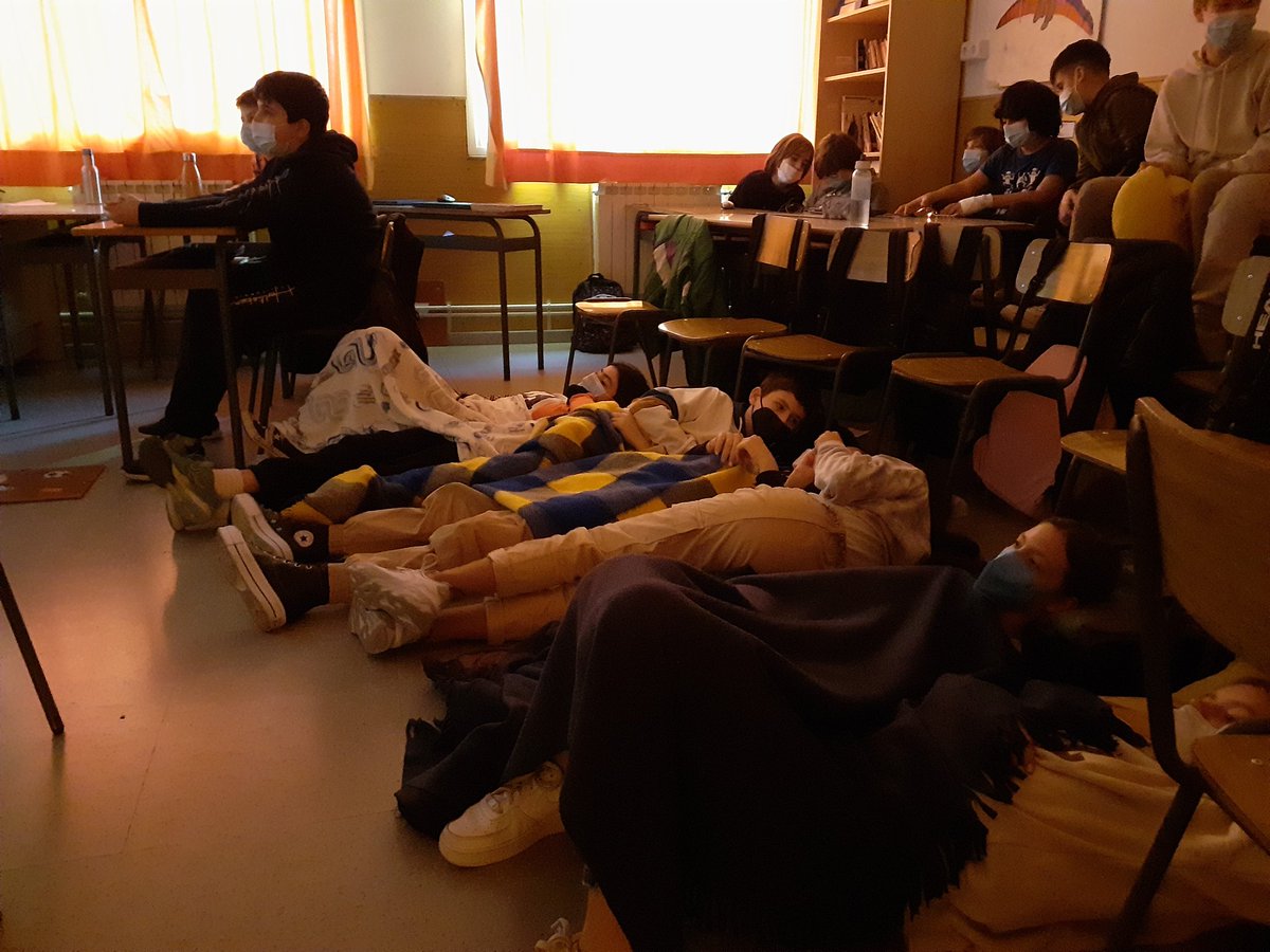 escolaguinardo's tweet photo. L’alumnat de 1r d’ESO Llevant ha celebrat avui la primera part del seu projecte de celebració del Dia Escolar de la Noviolència i la Pau. Han vist la pel·lícula “Bon Nadal”. La setmana vinent: el cinefòrum! #mapadepaumental #educadrets
@EscolesCoop @FTrams @FundiPau https://t.co/OSnR6A6W1t