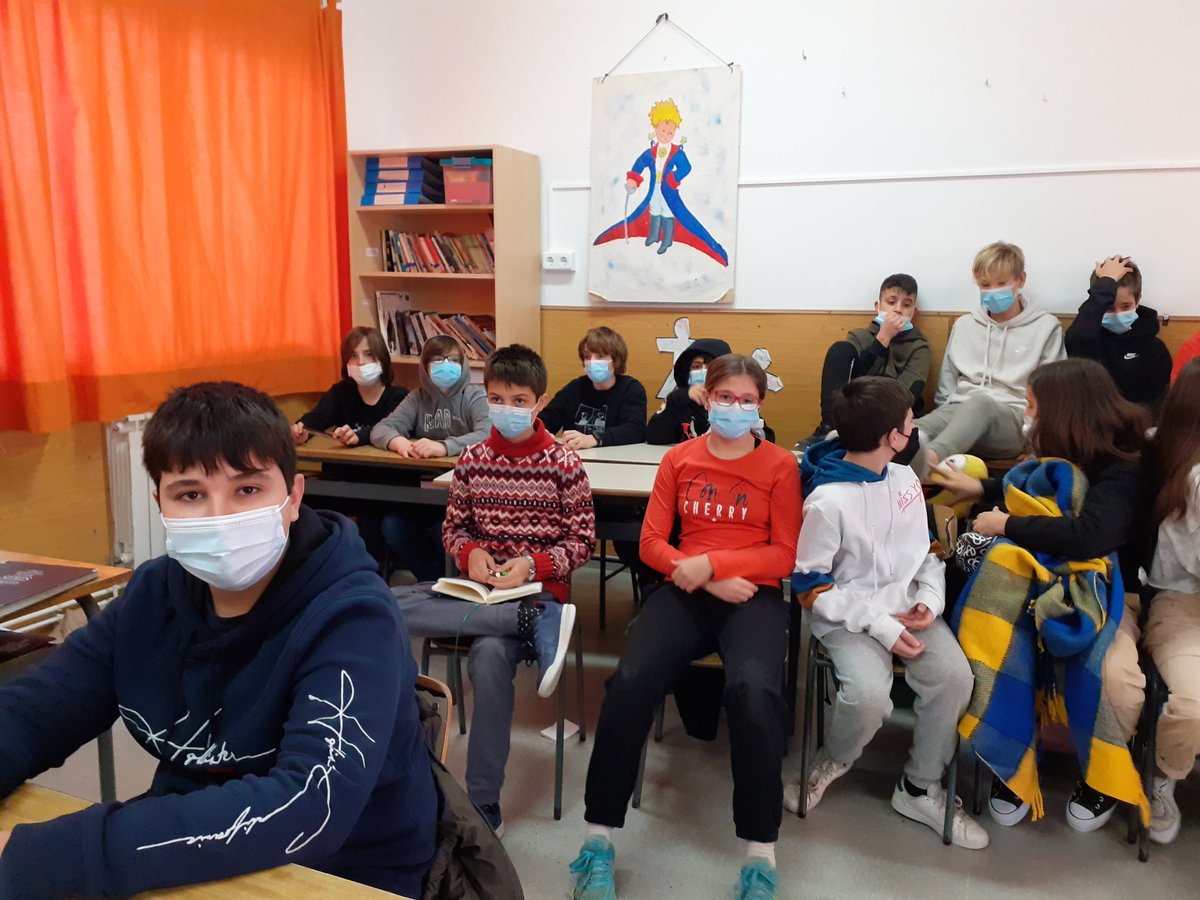 escolaguinardo's tweet photo. L’alumnat de 1r d’ESO Llevant ha celebrat avui la primera part del seu projecte de celebració del Dia Escolar de la Noviolència i la Pau. Han vist la pel·lícula “Bon Nadal”. La setmana vinent: el cinefòrum! #mapadepaumental #educadrets
@EscolesCoop @FTrams @FundiPau https://t.co/OSnR6A6W1t
