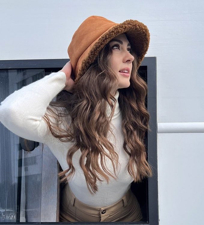 #BurcuÖzberk via IG. 🤍

Como é linda!