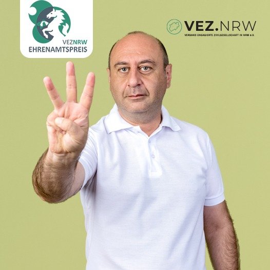ehrenamtspreis's tweet photo. Noch drei Tage bis Bewerbungsschluss. Bis zum 31.01 können sich gemeinnützige Organisationen mit ihren Ehrenamtsprojekten für den VEZ Ehrenamtspreis bewerben! Weitere Infos unter https://t.co/4pIYHwmlRb
#NRW #engagement #ehrenamt https://t.co/hzqzgQWJ0a
