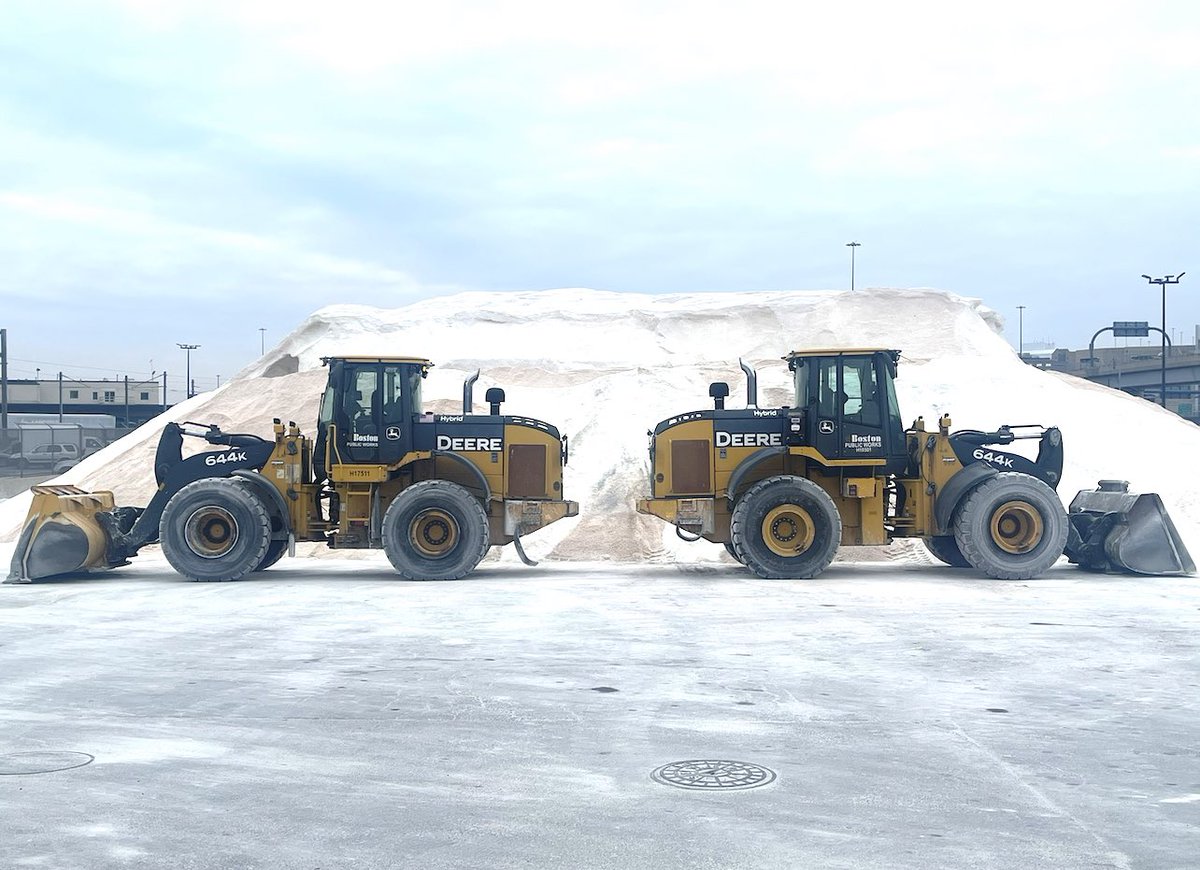 BostonPWD's tweet photo. With a powerful coastal storm in the forecast, PWD crews are ready and prepared to treat and clear #BostonStreets. Curious how can you help? 

✅Stay off the roads
✅Check-in on your neighbors
✅Clear snow from your property
✅Register for AlertBoston: https://t.co/osB9qmX9Yq https://t.co/5e8lgb7oS4