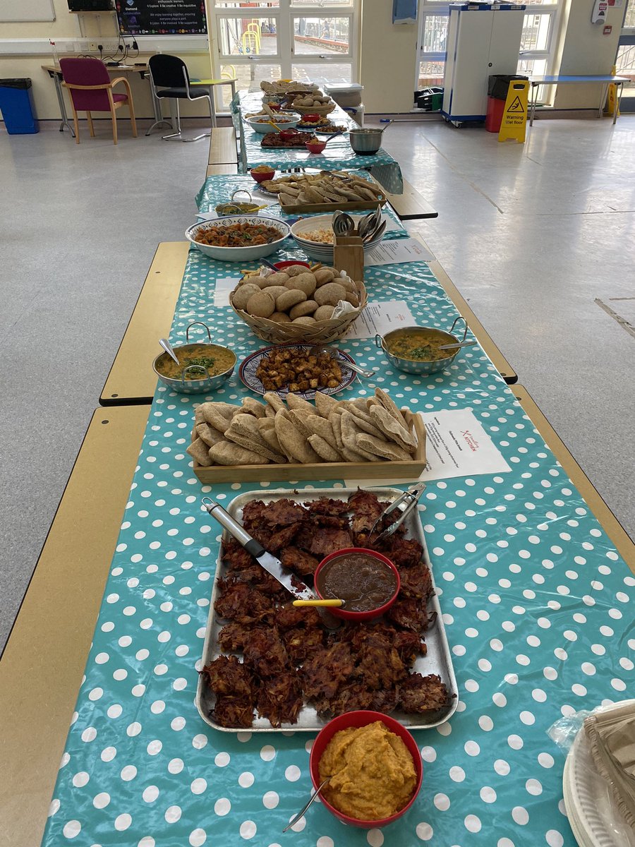 EACTBannermanRd's tweet photo. A fantastic feast created by Y4 to support the topic Why are more people becoming vegetarian? Thanks Travelling Kitchen! https://t.co/HZZBWbDXJk