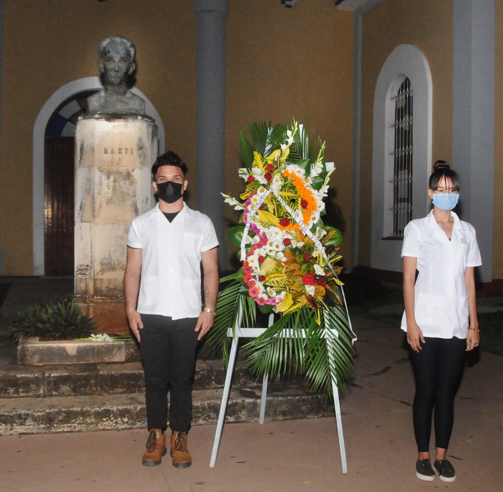 Los jóvenes rendimos tributo desde nuestros centros al Apóstol, a ese inigualable maestro. #MartiVive #UJC60