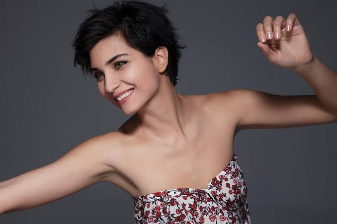 Simay4y's tweet photo. Bu fotoğrafa ayrı bayılıyorum. Çiçeğim 😍 #TubaBüyüküstün https://t.co/Uf9YPvzhhf