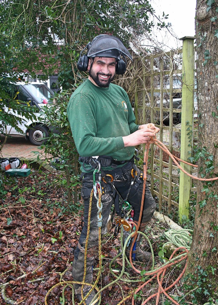 Time to get back into the swing of things! Its been a crazy start to the year with plenty going on. Here we have Team Leader Josh putting new recruits Jake and Dan through their paces at a domestic clients property in Dibden Purlieu