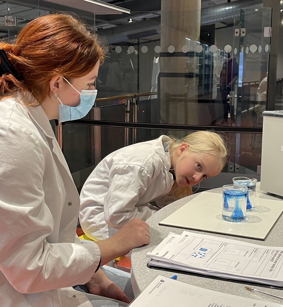 EigenwijzeTine's tweet photo. Proefjes doen 🧪 #nemosciencemuseum #studiedag https://t.co/f9es17fT5p