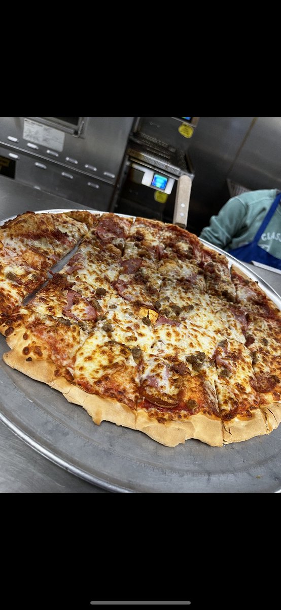HendersonMrBs's tweet photo. Happy #FreePizzaFriday! 🍕Hit that RT button for your chance to win a free large one topping from Mister B’s! Must follow to win. https://t.co/gamdq7LQmG