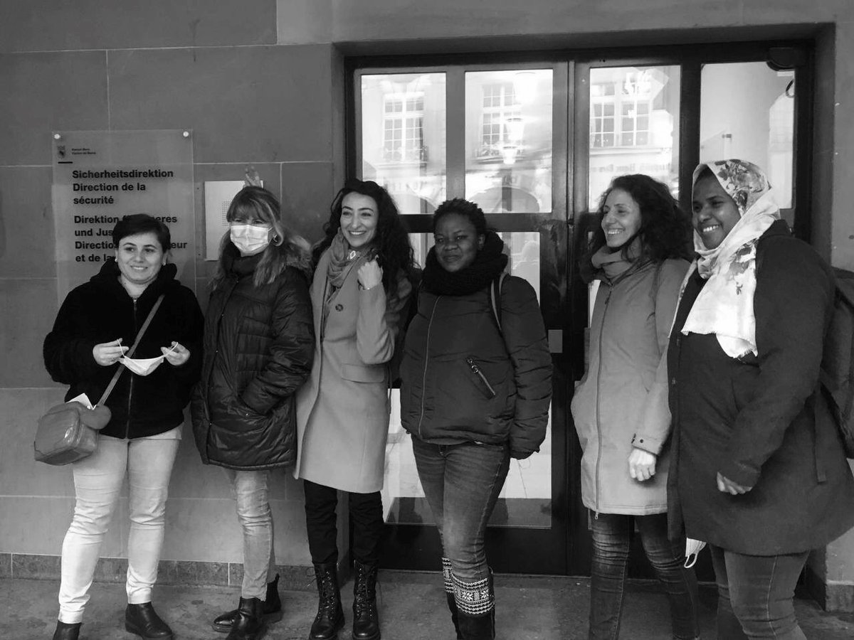 brava_ngo's tweet photo. Jetzt geht's los: Unsere geflüchteten Mitstreiterinnen auf dem Weg zu Regierungsrat Philippe Müller. ✊🏾✊🏼✊🏻
@kanton_bern
@SicherheitBern
#RefuShe #Asyl #Bern https://t.co/KNAKR4POJ4