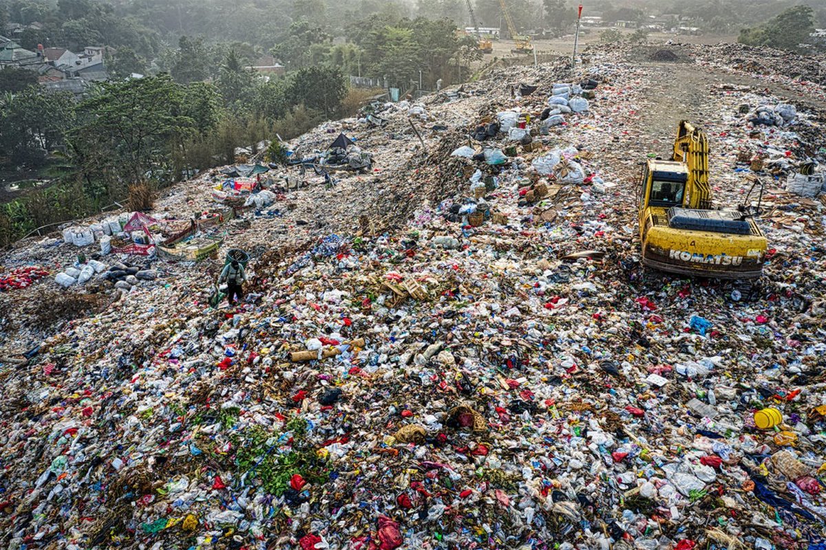 AniDasguptaWRI's tweet image. We would need 1.5 Earths to sustainably support our current global resource use.

Rampant consumption has devastating effects for humans, wildlife and the planet. We must shift from linear, use-it-up-and-throw-it-away models to a circular economy: ow.ly/aQCG50HmMb9