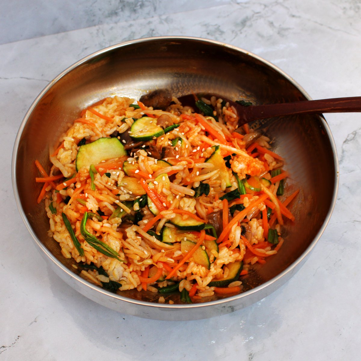 Freshly made and mixed Korean Bibimbap! Might not look at it's best but who else knows how delicious this is? 🥄🙋‍♀️🙋‍♀️

#hmart #koreanfood #bibimbap