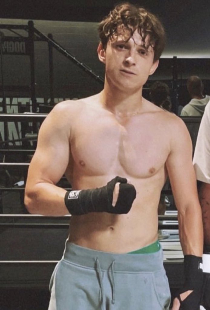 lfonsoHolland's tweet photo. the way i’d say thank you if tom holland punched me in the face. 😩🥵 https://t.co/PvFDgoUToE