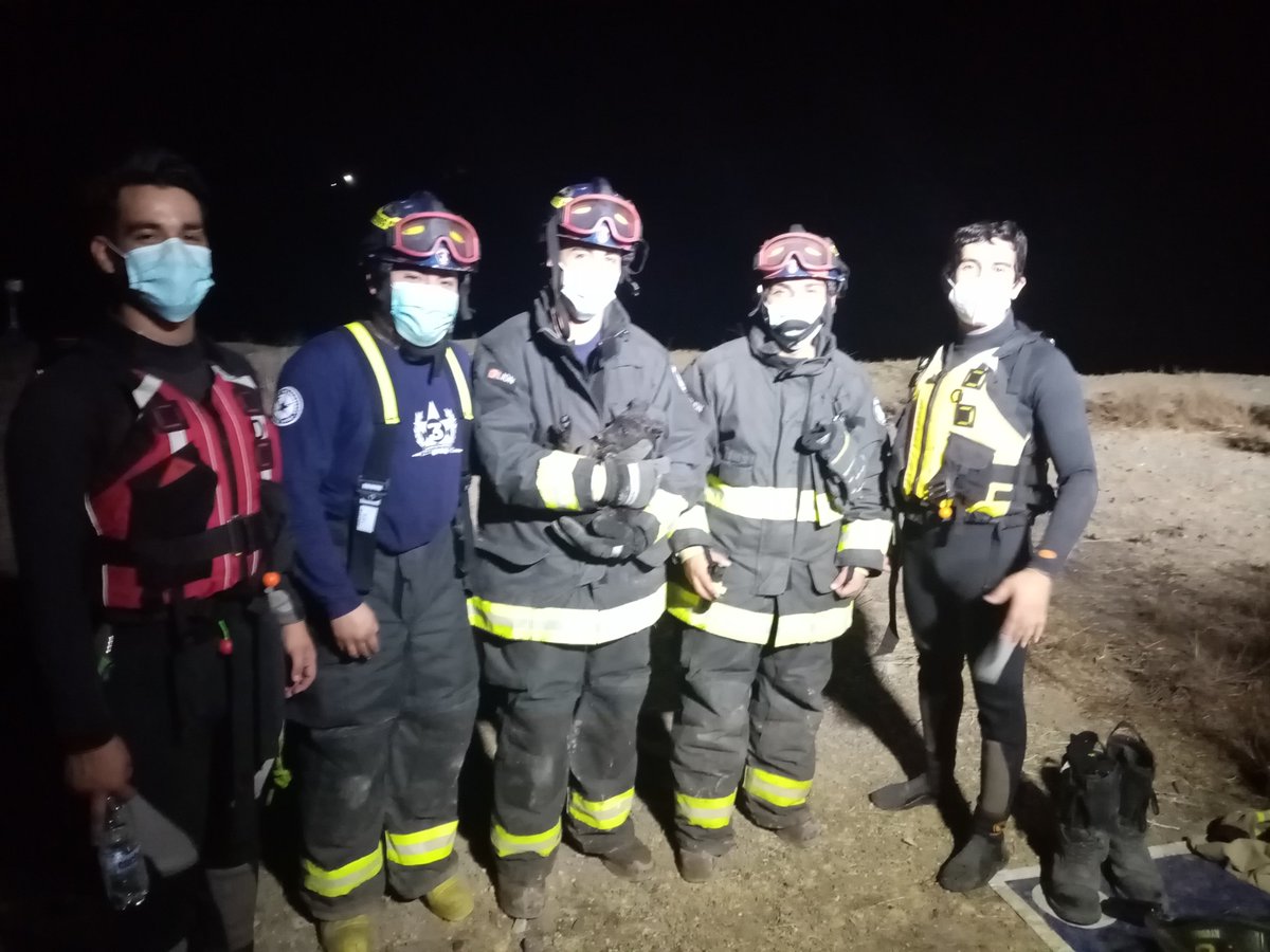 Estimada Comunidad buscamos a una persona responsable, que se puede hacer cargo de este cachorrito, el cual el dia Lunes 24 fue rescatado por nuestros Voluntarios desde una trampa en la Ladera del rio Maipo.
Comunicarse por este medio o dirijirse a nuestro Cuartel.