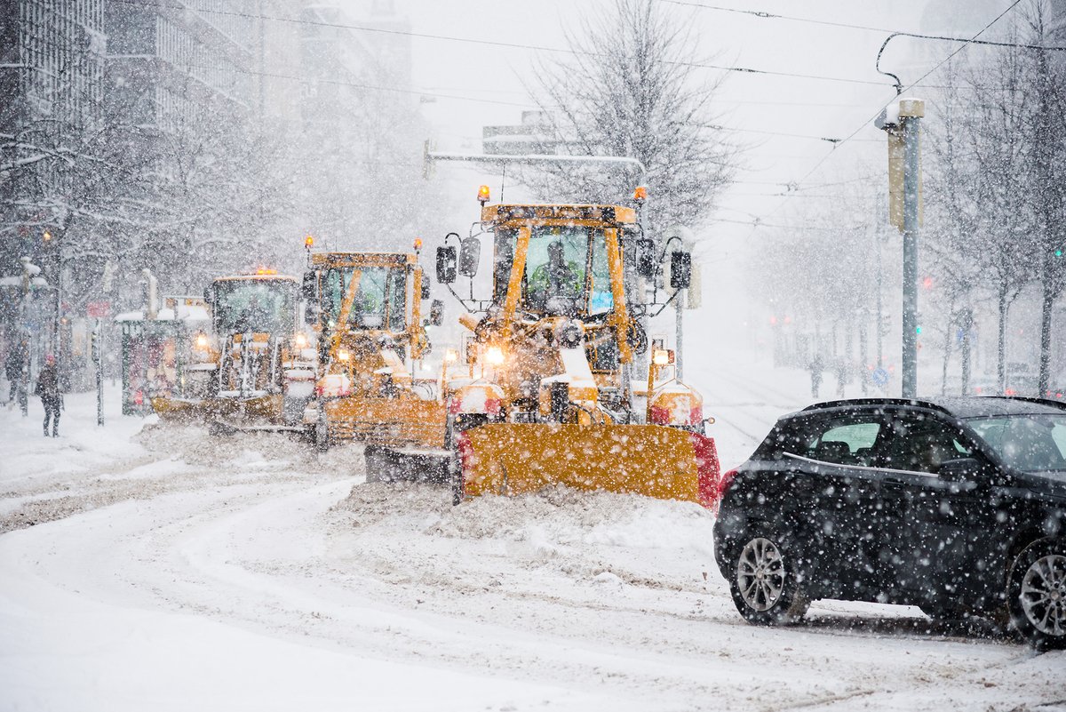 HelsinkiKymp's tweet photo. Varoitellaan mekin. Lunta tulossa viikonloppuna paljon. Kaikki kaupungin aurat valmiudessa auraamaan. Sinun kotikatusi aurataan taas viimeisenä.

📷 : Niklas Sjöblom.

#Helsinki #lumi #talvi https://t.co/1CcTsEbNQ0