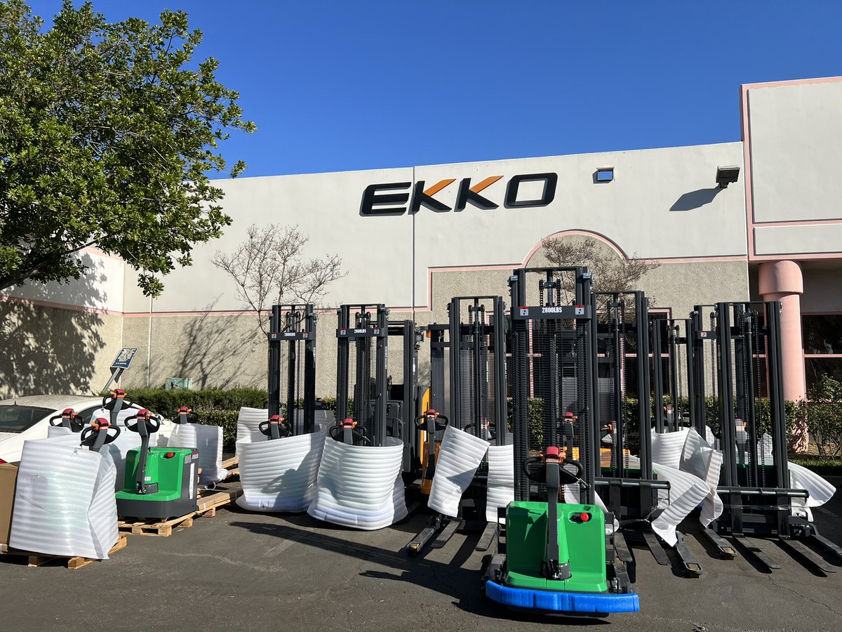 EKKOlifts's tweet image. The NEW #EB13E-145Li Lithium Walkie Straddle Stacker IN STOCK NOW! 2800lb cap, 145’’ Lift Height. 24V/50Ah Lithium-iron Battery, Curtis Controller, On-Board Charger. For more info: ekkolifts.com | 877-232-6517 | info@ekkolifts.com #forklifts #lithiumstacker #lifttruck
