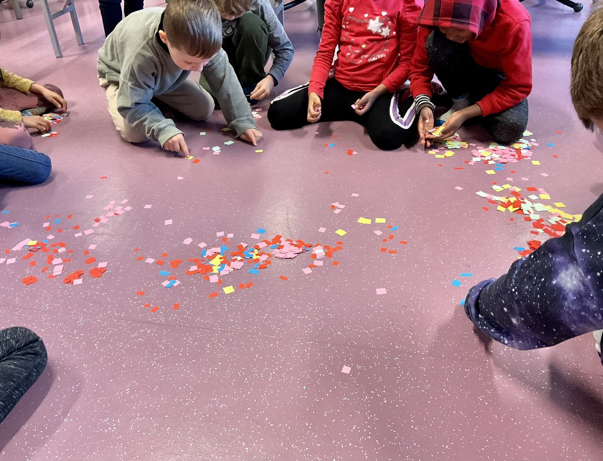 100 dager på skole må feires. Vi har skrevet 100 ord, laget mosaikkbilde med 100 biter, gjort 100 øvelser i gymmen. I dag har vi hatt fest. Vi fantaserte om hvordan det er når vi er 100 år? Etterpå laget vi 100 dagersmonster og talte opp 100 popcorn til filmen 101 dalmatinere.