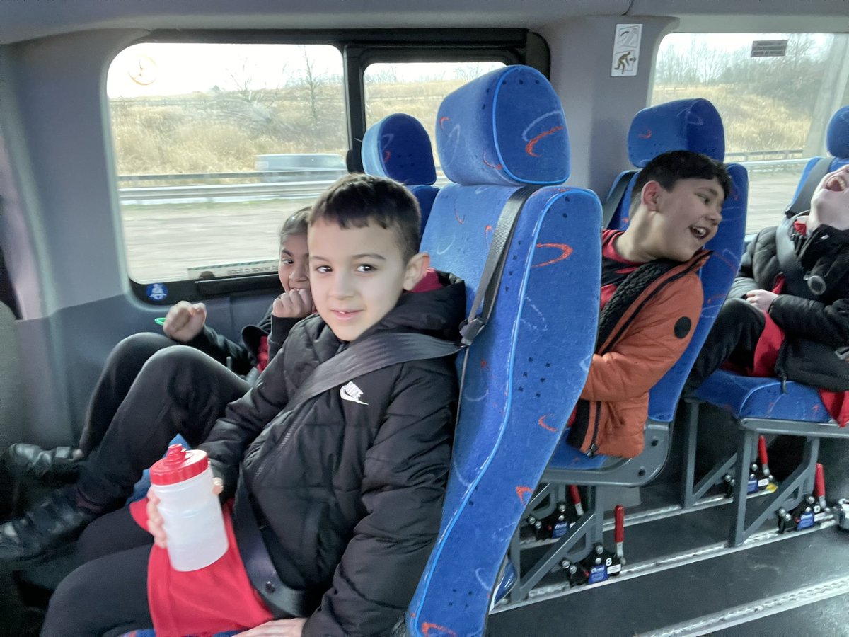 LyndhurstMind's tweet photo. Some of our KS1 children really enjoyed their morning at @ManUtd Emerging Talent Programme! We had the only girl there and it didn’t phase her one bit! 🙌🏻They will definitely sleep tonight 😆😴 #MakingMemories #ShapingTheFuture #ReadyForLife @FocusTrust1 @LyndhurstOldham https://t.co/9ywgaaTrxD