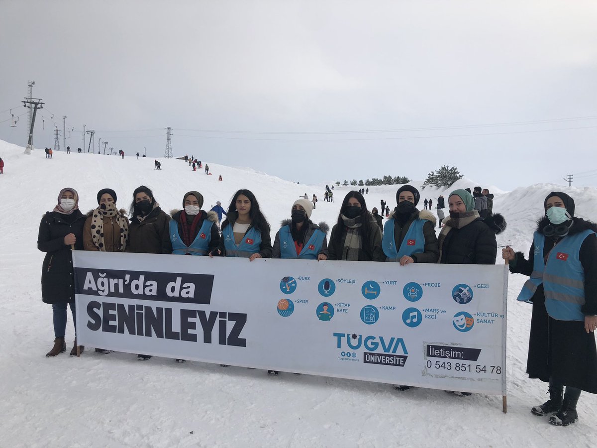 AgriTugvaUni's tweet photo. Soğuk kış günlerinde sıcacık kardeşlik bağımızla ısınalım dedik.
Üniversite hanım komisyonumuz küpkıran kayak merkezinde,final ve bütünleme haftası arasında kayak etkinliği düzenledi.⛷🚨
Bizler çok eğlendik 😎
🎯Bir sonraki etkinliğimizde sizi de aramızda görmek istiyoruz 😉 https://t.co/1RXPSnc3Yn