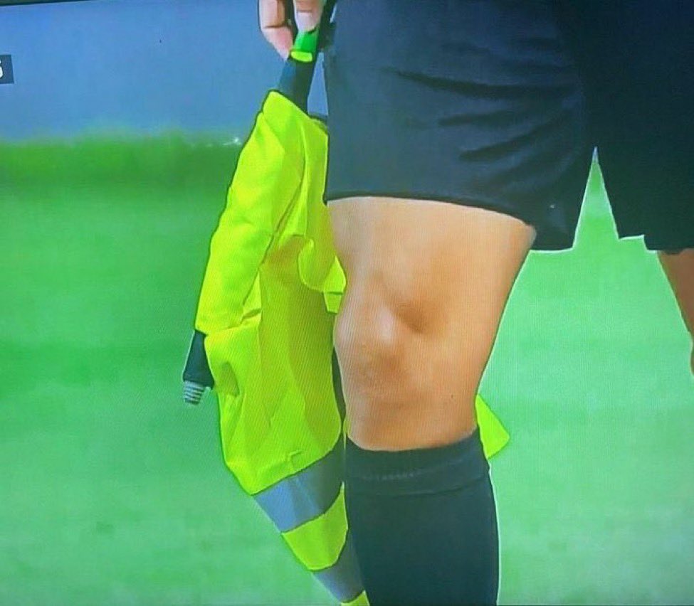 SCCR_212's tweet photo. 📸 Un gilet jaune en guise de drapeau arbitre, c’était hier lors de la rencontre Argentine Chili (qualification CDM 2022)
Si cela ce serait passé lors de la #CAN2021 cette image aurait fait le tour du monde avec des moqueries 😉 https://t.co/886F5kQG1o