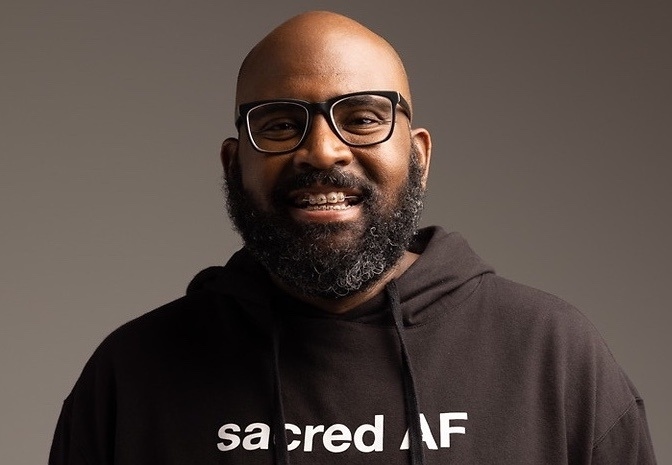 Excited for <a href="/LamaRod1/">Lama Rod Owens</a>'s 6-week online course based on his book, #LoveAndRage. Through talks, live practice sessions and group discussion, we'll explore the wisdom in our anger as the ground for our liberation. Click to sign up: bit.ly/3u6CDKI