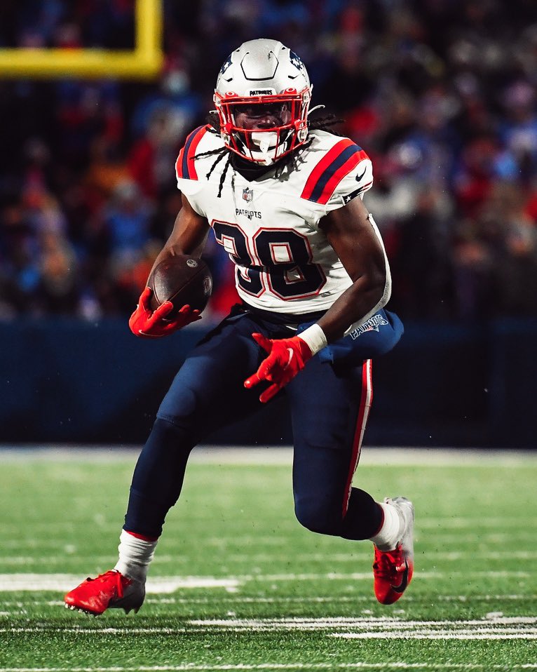 PFF_Patriots's tweet image. Rhamondre Stevenson: Highest graded rookie Running Back this season (81.1) 👑