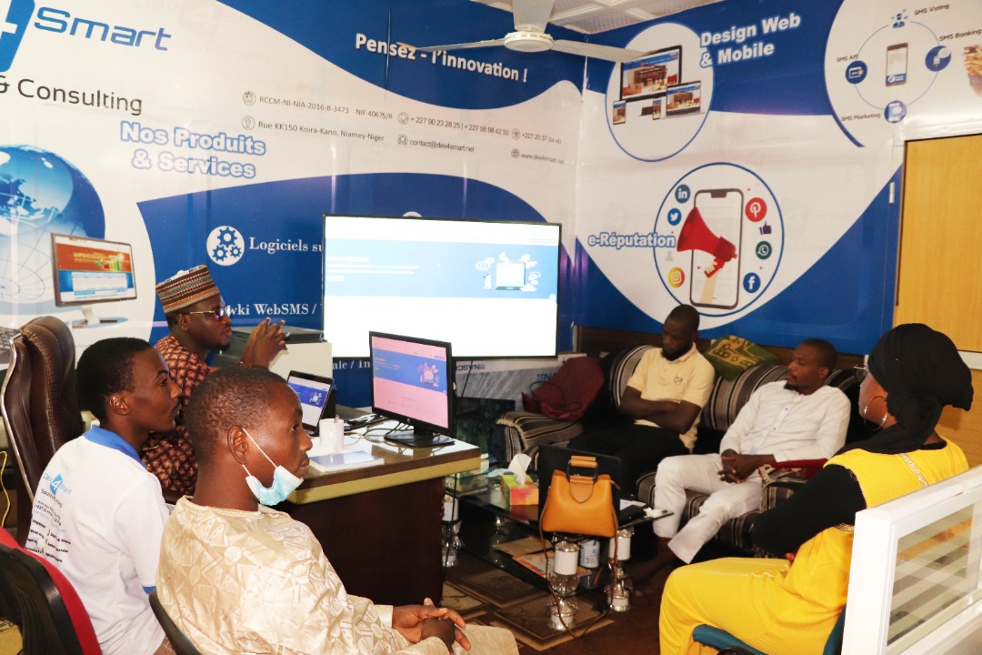 dev4smart's tweet image. Fin de la refonte et lancement officiel de la nouvelle version de notre produit #SawkiWebSMS. Accessible à travers sms.ne, désormais commandez vos Packs SMS &amp;amp; API et payez via divers moyens dont Airtel Money.
@dev4smart, pensez-l&apos;innovation! 
#Rebranding #BulkSMS