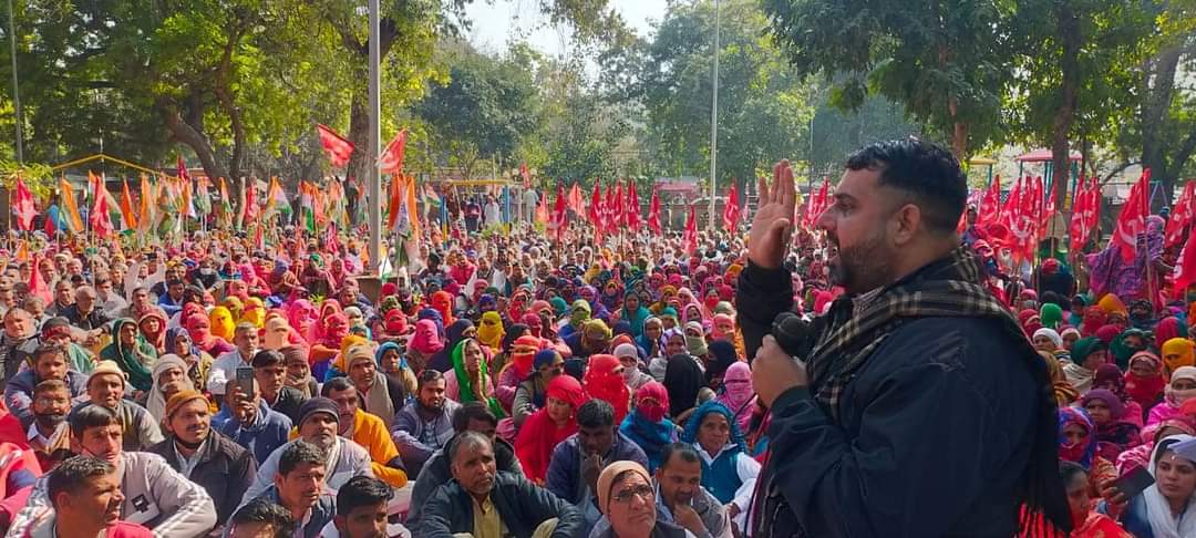 CpimHisar's tweet photo. निर्माण मजदूरों के हकों पर डाका सहन नही होगा:सी.पी.एम.
हजारों निर्माण मजदूरों ने हिसार में मंत्री के आवास को घेरने के लिए भरी हुँकार, लिखित आश्वासन के बाद पड़ाव स्थगित https://t.co/zRmAkizc8I