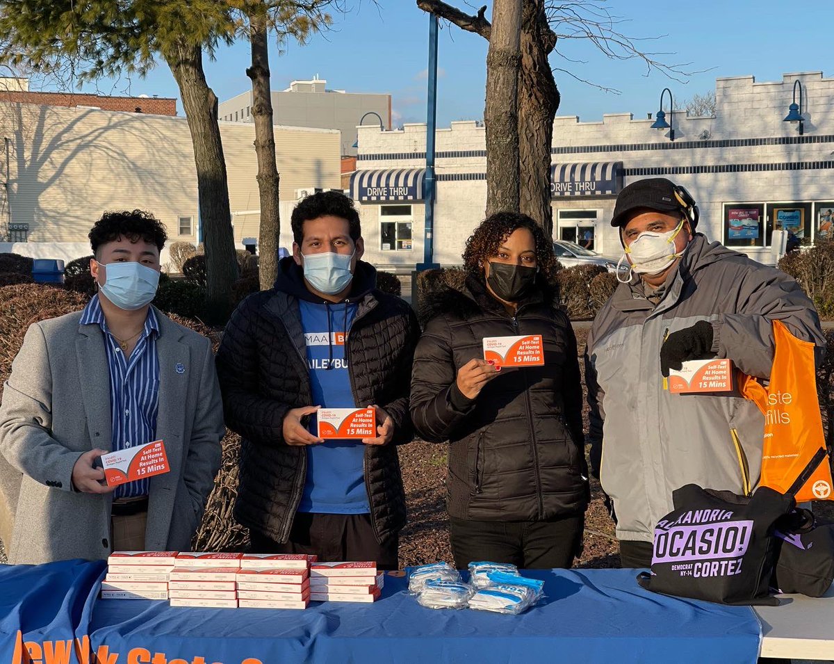 Fernandez4NY's tweet photo. #Natpack was out at Boston Road and Matthews Avenue giving out PPE and Home Test Kits in partnership with @jamaaltbailey36 @repaoc @aoc @mvelaznyc
It is imperative that we continue to provide the community with healthcare essentials that will combat this pandemic. https://t.co/t2XyTr1kWL