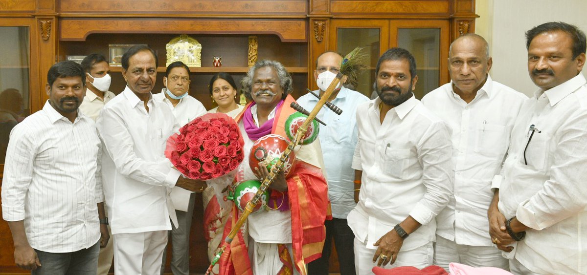 BRSparty's tweet photo. పద్మశ్రీ శ్రీ దర్శనం మొగిలయ్యకు హైదరాబాద్ లో నివాస యోగ్యమైన ఇంటి స్థలంతో పాటు ఇంటి నిర్మాణం ఖర్చు, ఇతరత్రా అవసరాల కోసం రూ.1 కోటి ని ముఖ్యమంత్రి శ్రీ కె.చంద్రశేఖర్ రావు ప్రకటించారు. https://t.co/dBDjNNqH7Y