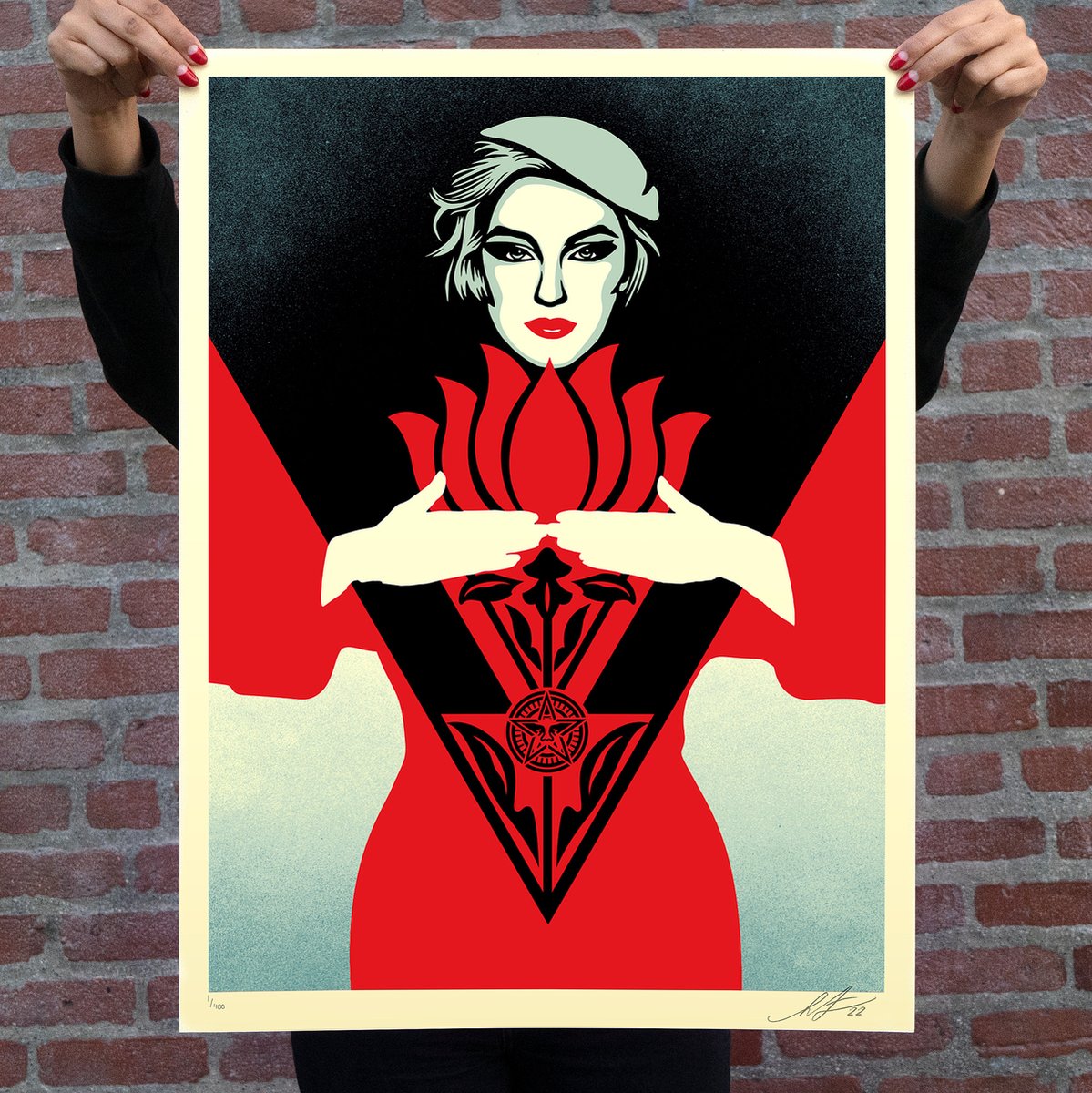 kalalab7's tweet photo. Artist: Shepard Fairey

Title: Obey Noir Flower Woman (Red &amp; Blue)

Edition: ED650
Release Date: 2022-01-27 10:00AM PDT
Dimension: H60.96 x W45.72cm (H24″ x W18″)
Price: 🇺🇸 $60 each (🇰🇷₩72,000, 🇬🇧 £45, 🇪🇺 €53)
Medium: Screenprint 
Published at: Obey Giant Website https://t.co/bTlxnksfeD