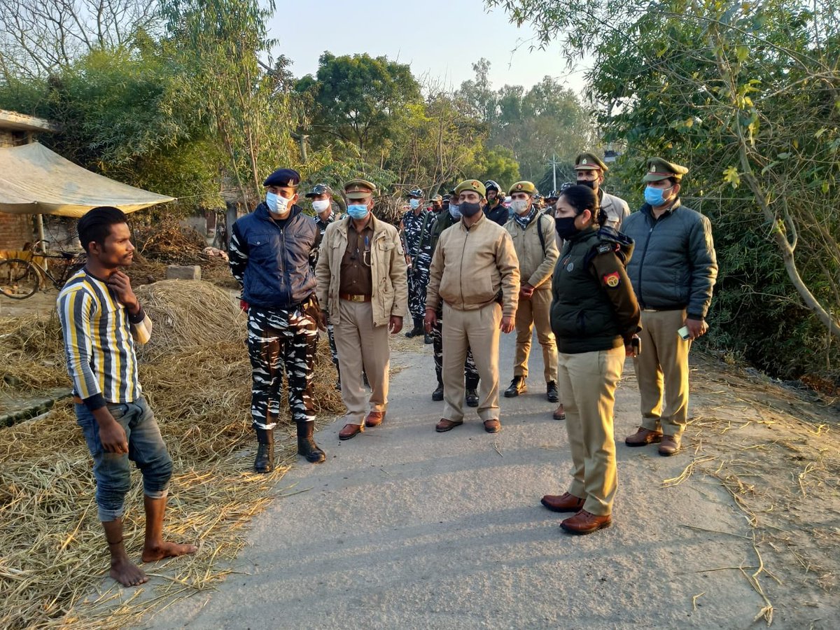 Barabankipolice's tweet photo. #विधानसभाचुनाव2022_बाराबंकी के दृष्टिगत जनपद में शान्ति एवं कानून व्यवस्था को अक्षुण्ण बनाये रखने हेतु #barabankipolice द्वारा अर्द्धसैनिक बल के साथ एरिया डोमिनेशन किया गया-
#UPElection2022 
#UPPolice 
#AssemblyElections2022 
#YourVoteMatters
#AgelessDemocracy https://t.co/JhqqHvdlmT