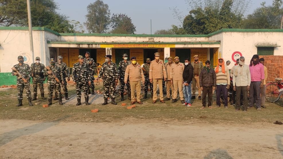 Barabankipolice's tweet photo. #विधानसभाचुनाव2022_बाराबंकी के दृष्टिगत जनपद में शान्ति एवं कानून व्यवस्था को अक्षुण्ण बनाये रखने हेतु #barabankipolice द्वारा अर्द्धसैनिक बल के साथ एरिया डोमिनेशन किया गया-
#UPElection2022 
#UPPolice 
#AssemblyElections2022 
#YourVoteMatters
#AgelessDemocracy https://t.co/JhqqHvdlmT