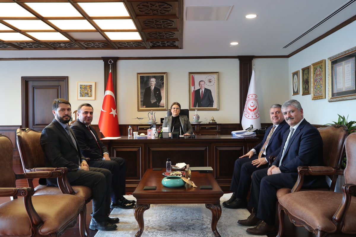 Bakanımız Sn. Derya Yanık, Mil-Sen Genel Başkanı Sn. Mücahit Çelik ve beraberindeki heyeti bakanlığımızda ağırladı.

<a href="/deryayanikashb/">Derya Yanık</a>