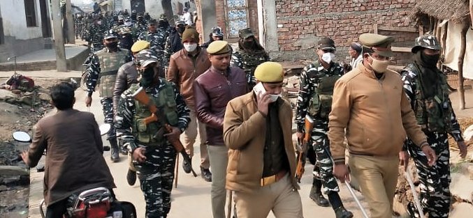 Barabankipolice's tweet photo. #विधानसभाचुनाव2022_बाराबंकी के दृष्टिगत जनपद में शान्ति एवं कानून व्यवस्था को अक्षुण्ण बनाये रखने हेतु #barabankipolice द्वारा अर्द्धसैनिक बल के साथ एरिया डोमिनेशन किया गया-
#UPElection2022 
#UPPolice 
#AssemblyElections2022 
#YourVoteMatters
#AgelessDemocracy https://t.co/JhqqHvdlmT