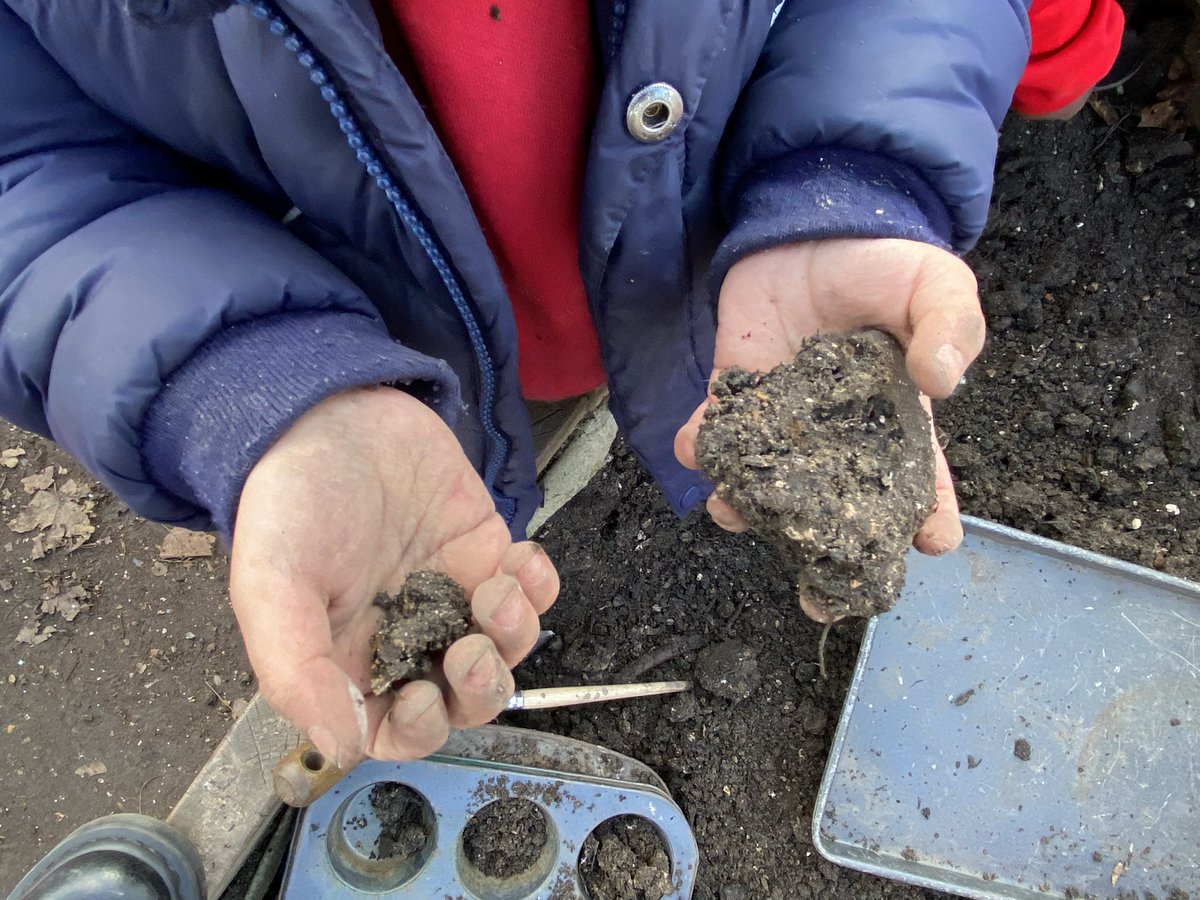 MathsManorfield's tweet photo. Nursery have been comparing quantities and size, counting out amounts and talking about who has more/fewer in the #mudkitchen this afternoon @ManorfieldPri some very lovely #spontaneouslearning and #mathematicallanguage βΊοΈ #eyfs #outdoorlearning #EYFSmaths https://t.co/gbV3vpznSy