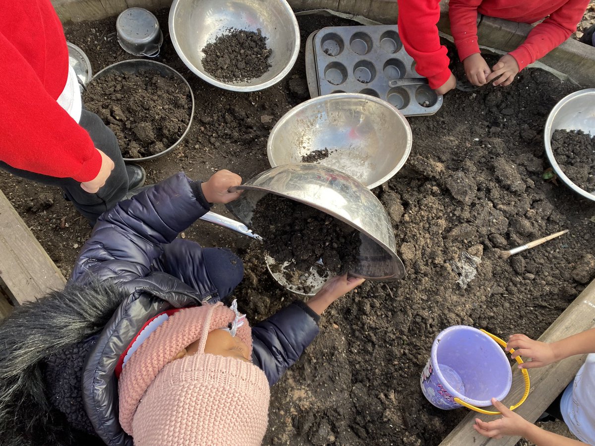 MathsManorfield's tweet photo. Nursery have been comparing quantities and size, counting out amounts and talking about who has more/fewer in the #mudkitchen this afternoon @ManorfieldPri some very lovely #spontaneouslearning and #mathematicallanguage βΊοΈ #eyfs #outdoorlearning #EYFSmaths https://t.co/gbV3vpznSy