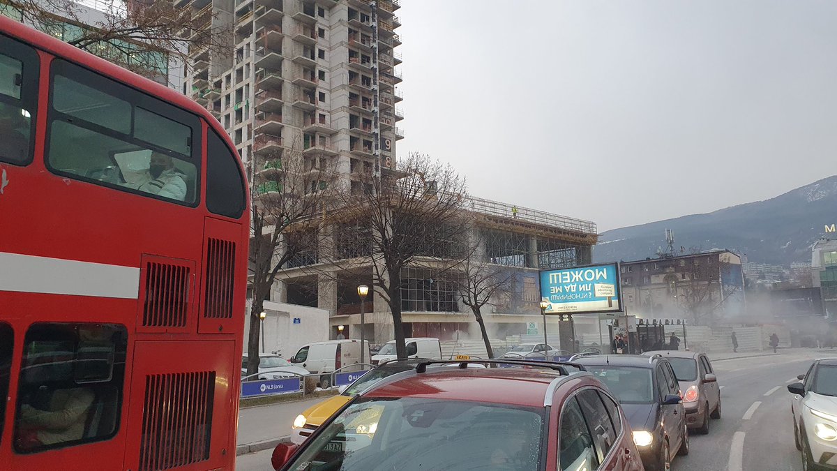 Limak Diamond Skopje <a href="/limakholding/">Limak Holding</a> doing what they do best, POLLUTE!
Throwing garbage materials from 20 m to the ground.
<a href="/CityofSkopje/">Град Скопје</a> stop this. Expect high PM10 this evening..