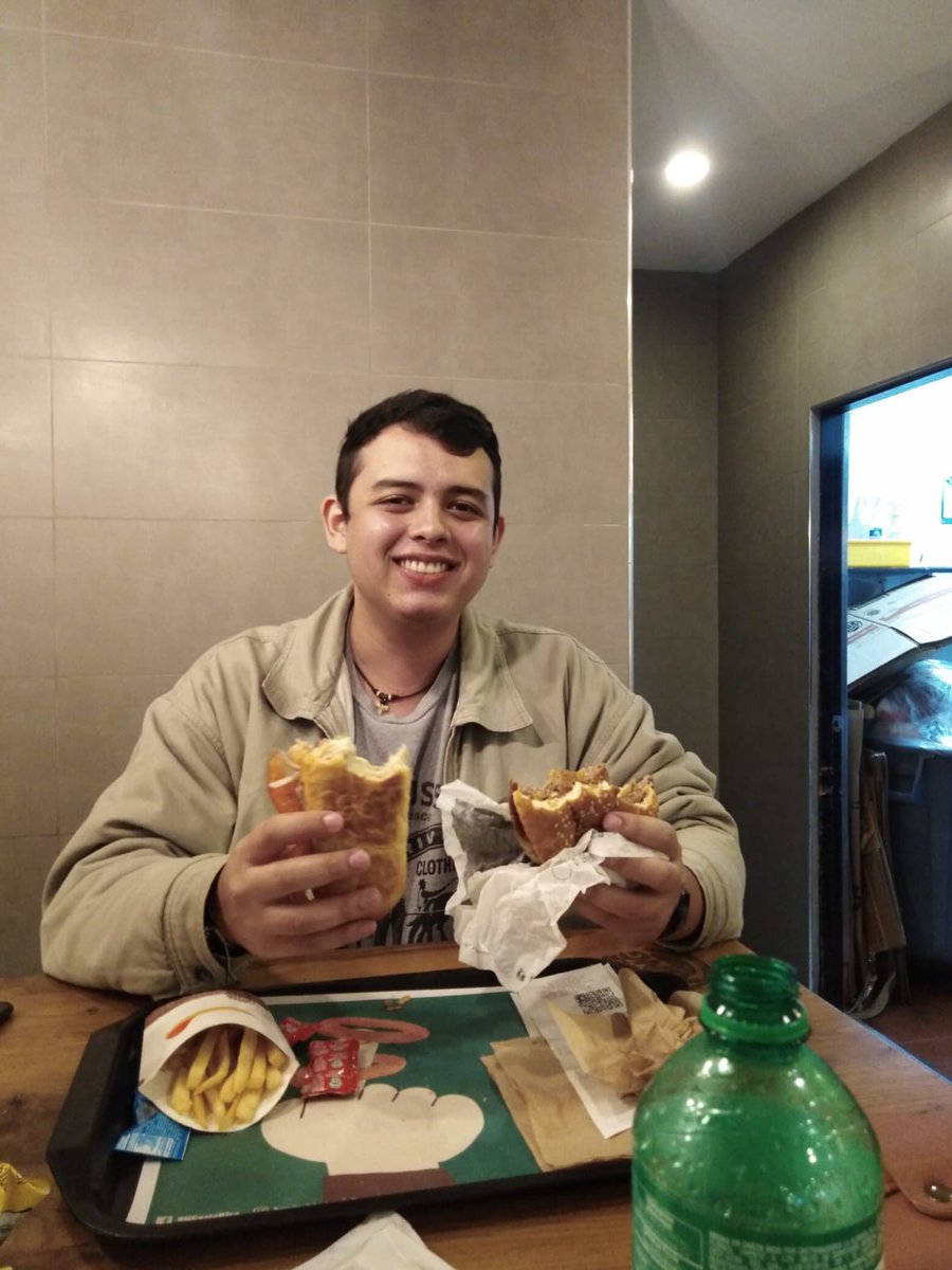 Muy happy comiendo Subway y BK al mismo tiempo 🤙🏻