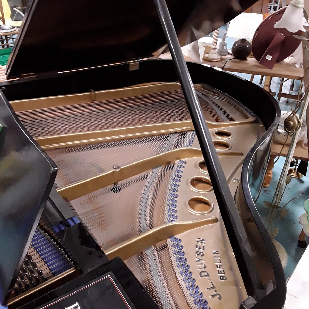 Resistes vous propose à la vente un piano quart de queue de la marque DUYSEN Berlin Est datant de 1915. Accordé par la maison du piano, ce piano possède un cadre métallique. D'une valeur de 4 000 €, nous vous le proposons à 2 500€. Contactez-nous !🌍

#piano #Duysen