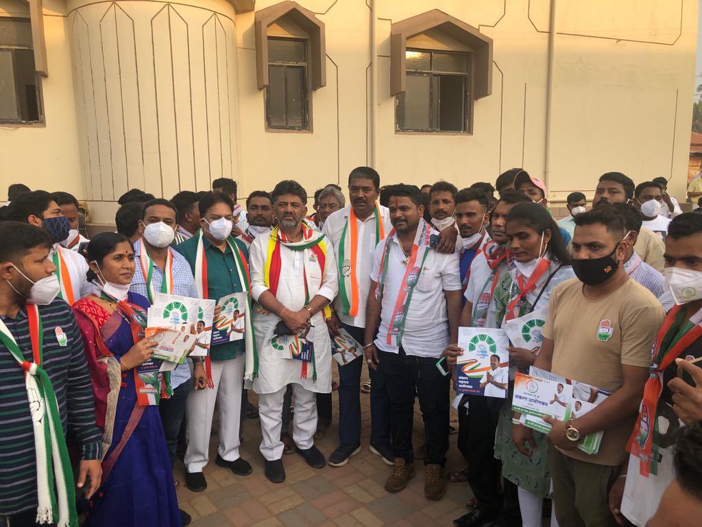 D K Shivakumar, President, KPCC (@kpccpresident) on Twitter photo ಗೋವಾದ ಮೋರ್ಮುಗೌಂವ್ ವಿಧಾನಸಭಾ ಕ್ಷೇತ್ರದ ಕಾಂಗ್ರೆಸ್ ಅಭ್ಯರ್ಥಿ ಸಂಕಲ್ಪ್ ಅಮೋನ್ಕರ್ ಪರವಾಗಿ ಬೈನಾ ಪ್ರದೇಶದಲ್ಲಿ ಮನೆ, ಮನೆಗೆ ತೆರಳಿ ಪ್ರಚಾರ ಮಾಡಲಾಯಿತು.
ಈ ಸಂದರ್ಭದಲ್ಲಿ ಮತದಾರರು ತಮ್ಮ ಸಮಸ್ಯೆಗಳನ್ನು ನಿವೇದಿಸಿಕೊಂಡರು. ಕರ್ನಾಟಕ ವಿಧಾನ ಪರಿಷತ್ ವಿರೋಧ ಪಕ್ಷದ ಮುಖ್ಯ ಸಚೇತಕರಾದ <a href="/PRathod_INC/">Prakash Rathod</a> ಜೊತೆಗಿದ್ದರು.
#CongressAhead ಗೋವಾದ ಮೋರ್ಮುಗೌಂವ್ ವಿಧಾನಸಭಾ ಕ್ಷೇತ್ರದ ಕಾಂಗ್ರೆಸ್ ಅಭ್ಯರ್ಥಿ ಸಂಕಲ್ಪ್ ಅಮೋನ್ಕರ್ ಪರವಾಗಿ ಬೈನಾ ಪ್ರದೇಶದಲ್ಲಿ ಮನೆ, ಮನೆಗೆ ತೆರಳಿ ಪ್ರಚಾರ ಮಾಡಲಾಯಿತು.
ಈ ಸಂದರ್ಭದಲ್ಲಿ ಮತದಾರರು ತಮ್ಮ ಸಮಸ್ಯೆಗಳನ್ನು ನಿವೇದಿಸಿಕೊಂಡರು. ಕರ್ನಾಟಕ ವಿಧಾನ ಪರಿಷತ್ ವಿರೋಧ ಪಕ್ಷದ ಮುಖ್ಯ ಸಚೇತಕರಾದ <a href="/PRathod_INC/">Prakash Rathod</a> ಜೊತೆಗಿದ್ದರು.
#CongressAhead
