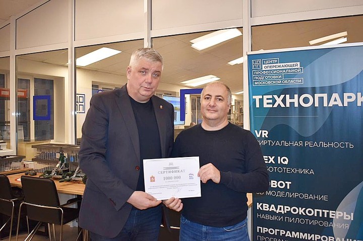 Посетил «Подмосковный колледж «Энергия» в Реутове. Преподаватели и студенты вышли с инициативой благоустройства спортивной площадки. Наказ вошел в программу партии «Единая Россия». Передал сертификат на 1 млн рублей на реализацию проекта директору «Энергии» Нерсесу Нерсесяну.
