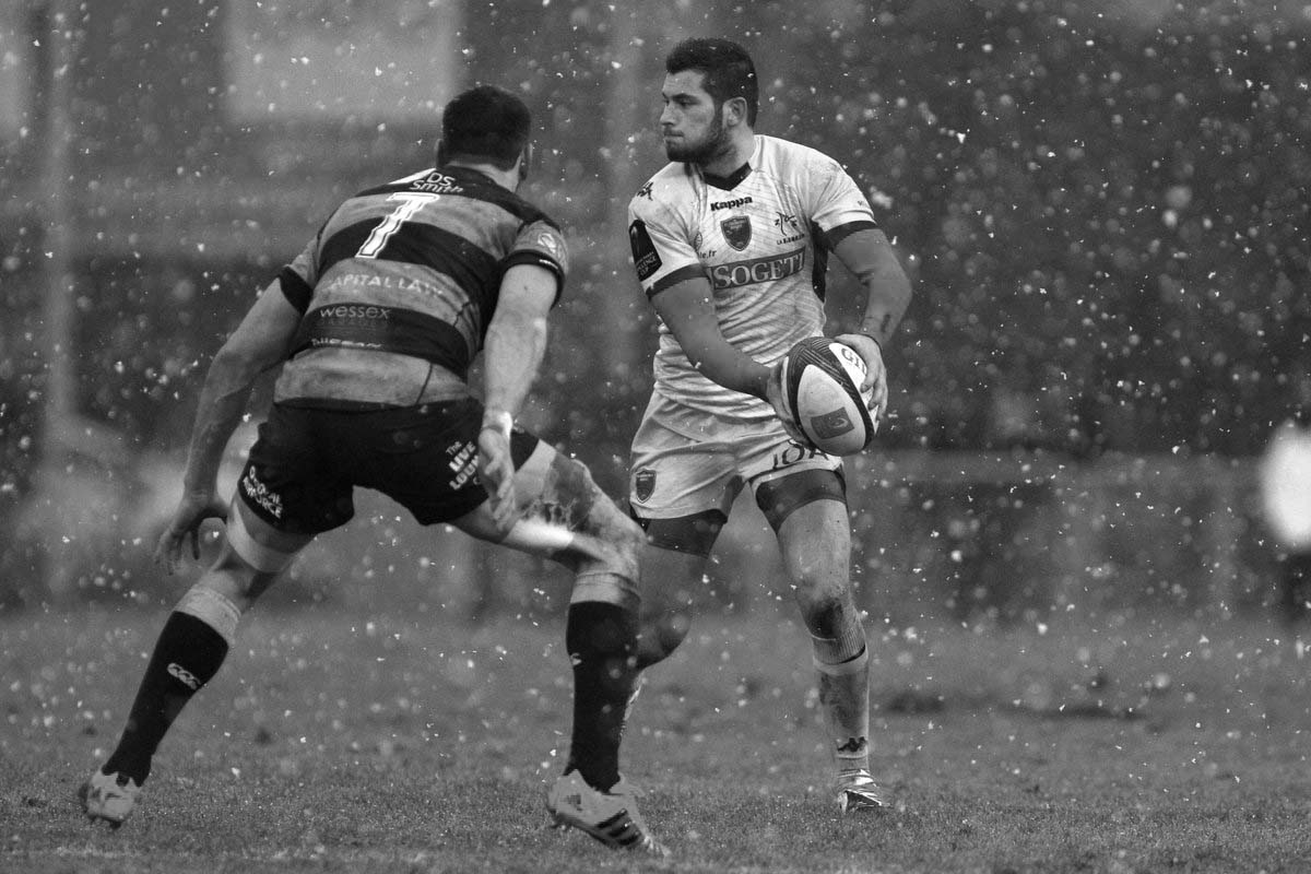 La rencontre FCG - Rouen va débuter. Les deux équipes et l’ensemble des supporters rendront hommage à Jordan Michallet, par une minute d’applaudissement avant le coup d’envoi. La génération 93 Reichel est présente sur ce match, ainsi que les présidents de Bourgoin, Voiron, Rouen.