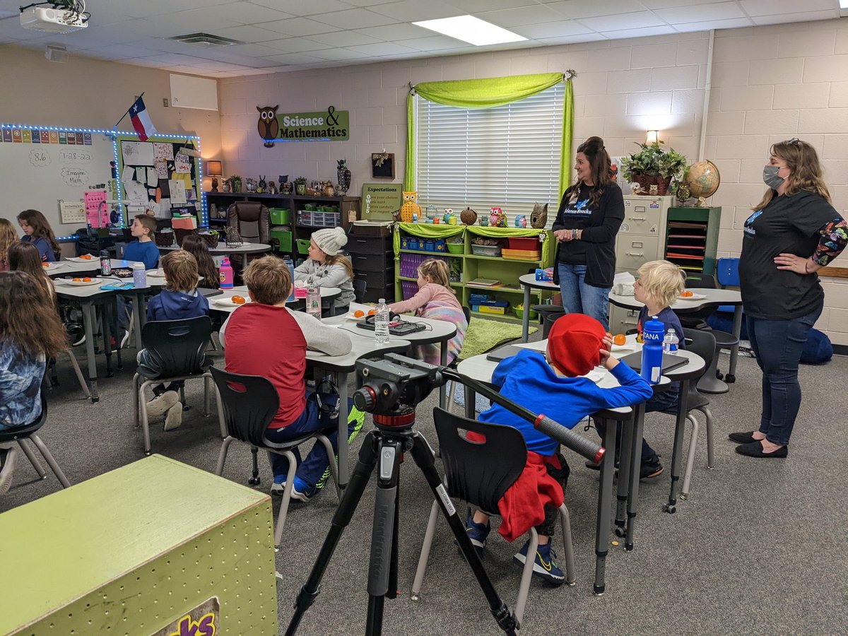 Room609JES's tweet photo. What a treat! 🍊
@OutdoorAmy and @ksuarez28  presented #ScienceSnacks to my class!! #Room609 @NISDScience @JustinJags https://t.co/GalYaoDdam